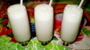 Молочный коктейль с бананом и фруктовым сиропом