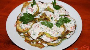 Закуска из кабачка в кляре со сметанно - сырным соусом