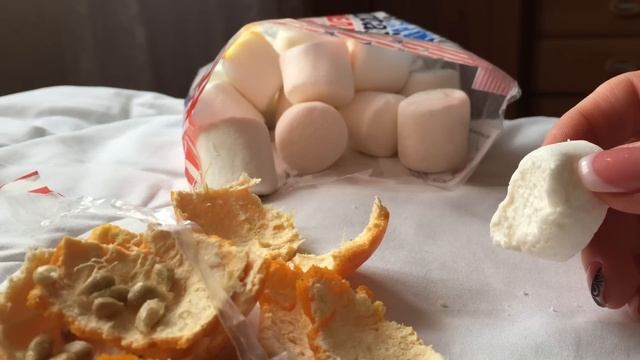 ASMR eating and whisper - Marshmallow and tangerine / АСМР чавканье, шепот - Маршмеллоу и мандарин