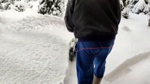 Снегоуборщик Greenworks GD 40 в работе по мокрому и сухому снегу