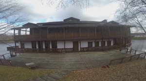 Дебаркадер, плавучий особняк