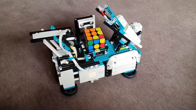 Конструктор LEGO Robot Inventor 51515 собирает Кубик Рубика