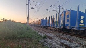 Электровоз ВЛ80с-2081 с грузовым поездом