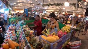 The atmosphere of Ao Nang night market Атмосфера ночного рынка Ао Нанга