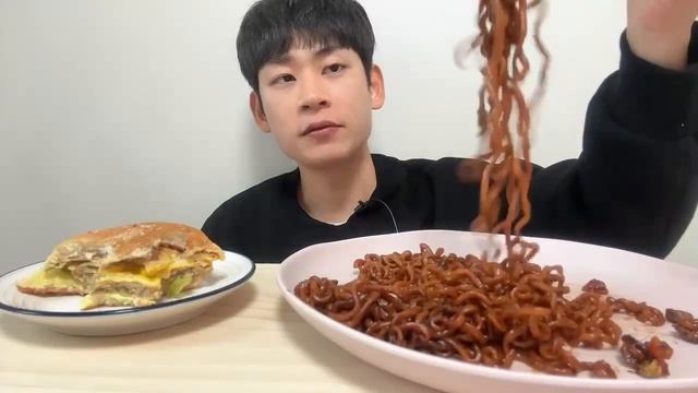 ASMR 사천짜파게티 햄버거 먹방🔥 짜장라면에 불고기 버거 HAMBUGER BLACK BEAN NOODLES  MUKBANG