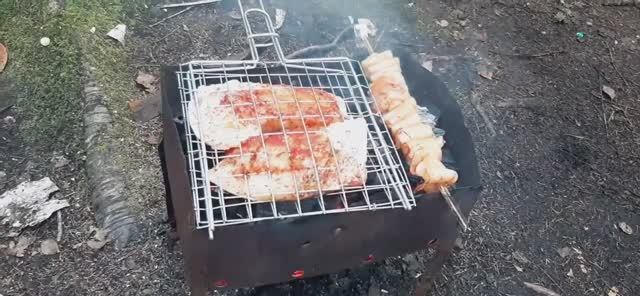 Морской окунь на мангале в зимнем лесу