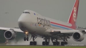 Боинг 747 авиакомпании Cargolux взлетает из аэропорта Схипхол после дождя.