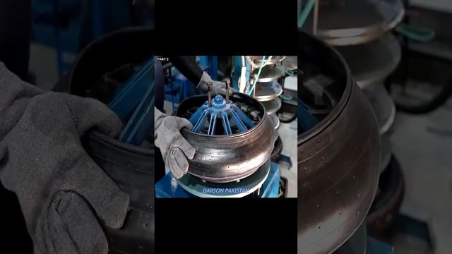 Процесс изготовление мотоциклетных покрышек.