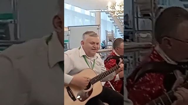 Ещё как под Руслана поют!!!