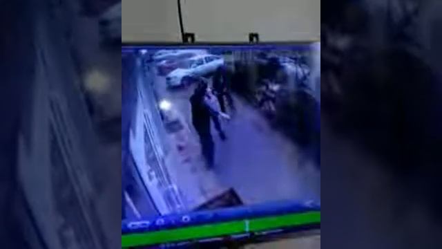 В Махачкале случайно проходящий мимо дома водитель маршрутного такси поймал дево 1