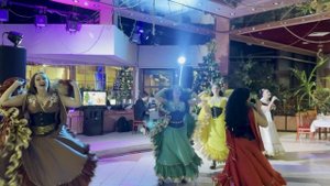 Цыгане выступают в новогоднюю ночь