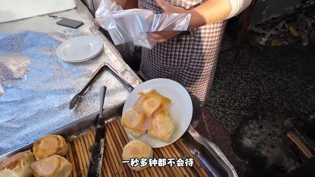 一天卖3000个的水煎包，一块五一个，冬天吃点热乎的