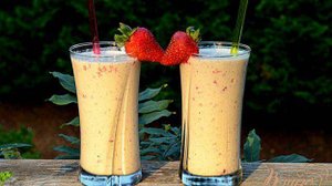 Молочный коктейль с киви и клубникой