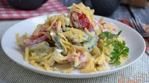 Салат из свежих овощей с курицей и сыром