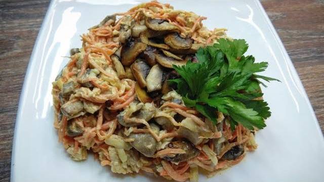 Салат с куриной грудкой, грибами и морковью - истинное украшение праздничного стола. смотреть онлайн