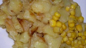 Жареный картофель с луком и чесноком