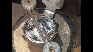Отливка свинцового якоря для лодки.