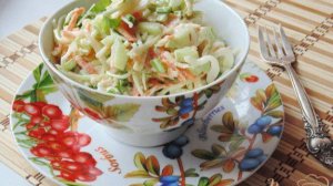Салат с капустой, яблоком и черемшой