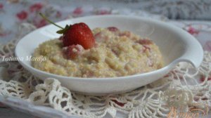 Пшенная каша с кусочками клубники