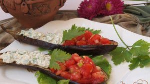 Запечённые баклажаны с томатной сальсой и сметанным соусом