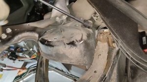 Tesla model S, замена верхнего рычага.