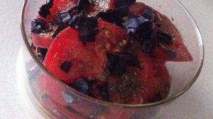 Салат из помидор с базиликом