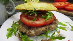 Бургер-гриль с говяжьей котлетой и соусом дзадзики