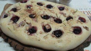 Фокачча с вишней и розмарином