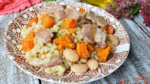 Перловая каша с фасолью, тыквой и беконом