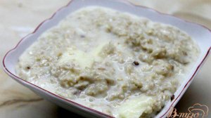 Овсянка на молоке с яблоками и орехами