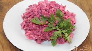 Свекольный салат с твердым сыром и сметаной