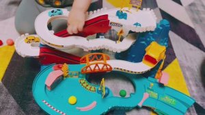 играем в месте😊  машинки в лабиринте, автотрек, шарики попрыгунчики катятся в лабиринте 👍❤️