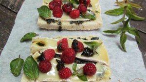 Бутерброд с малиной и сыром бри