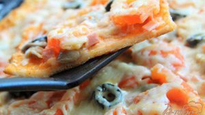 Пицца с маринованными шампиньонами и колбасой