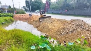 Строительство, опять грунт уходит под воду, засыпка