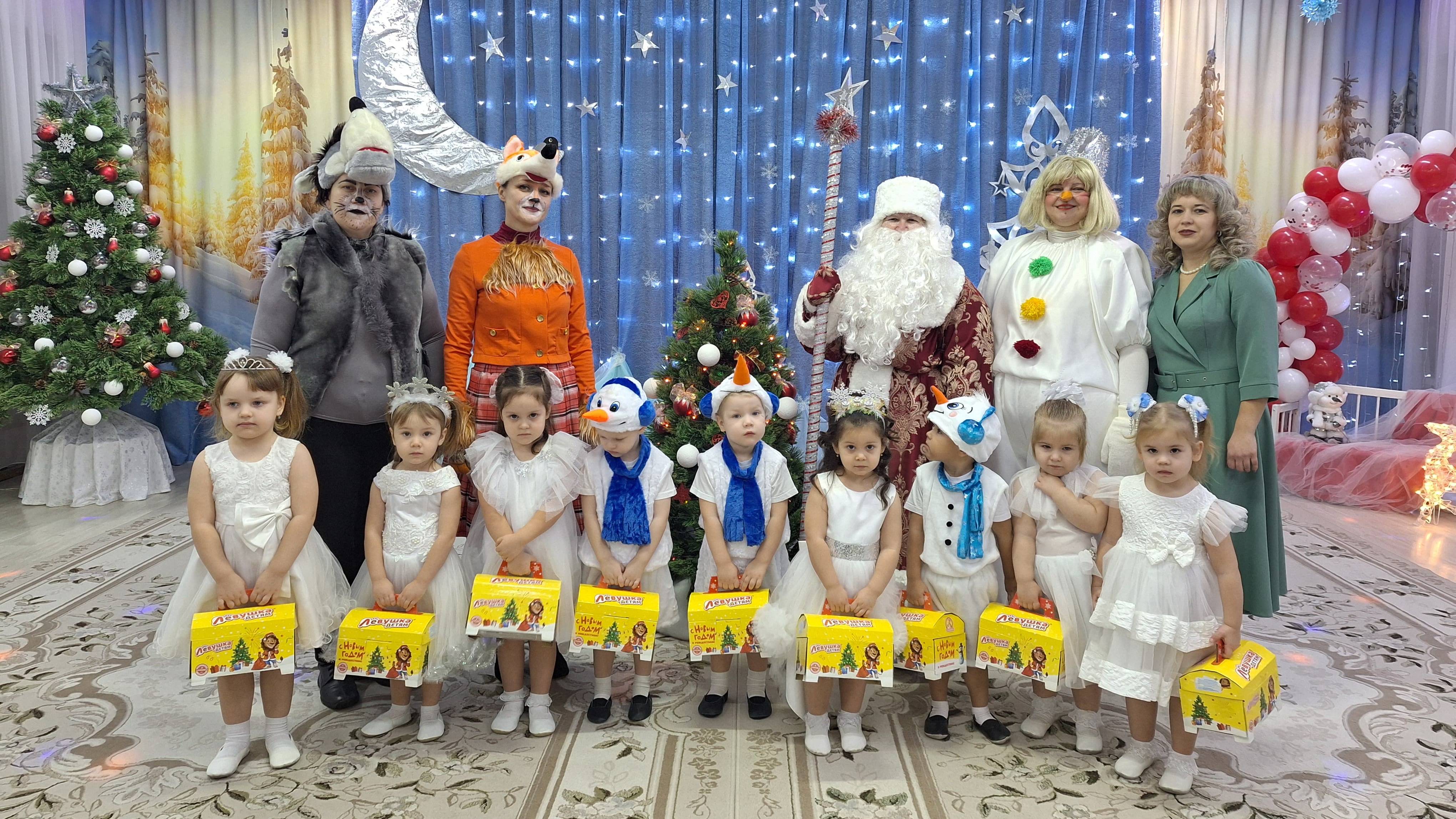 Новогодний утренник в младшей группе "Росток". смотреть онлайн