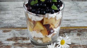 Десерт из бисквита, черники и персика