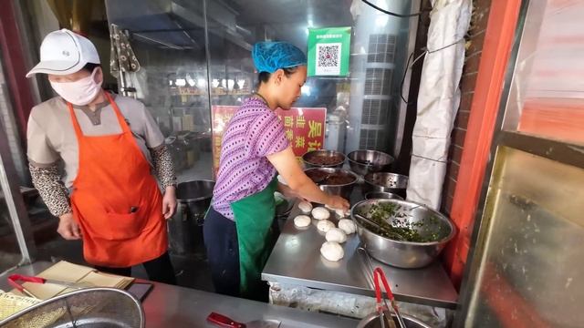 中国山东济南民族大街，地道的山东饮食人文风情，北方烤大鹅香气四溢，天上龙肉地下驴肉，高唐的驴肉配火烧，滕州菜煎饼酥脆可口，手撕大骨头、酱肘子飘香整个街巷。Shandong Market 4K