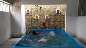 Brincadeira do pique esconde na piscina I Play hide and seek in the pool