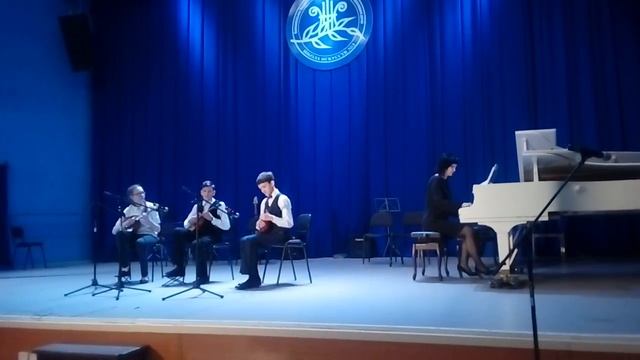 Трио в составе Валерия Огородников а,Илья Тельнов-домра ,Илья Шадрин-балалайка