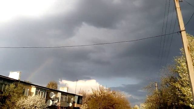 РАДУГА И СЕРОЕ НЕБО смотреть онлайн