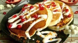 Творожные панкейки с йогуртом и гранатом