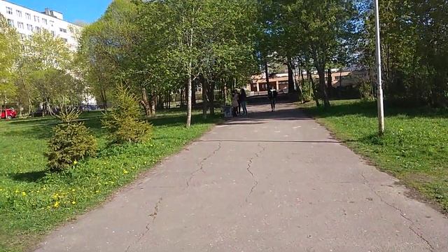 Потянулся в сквер народ