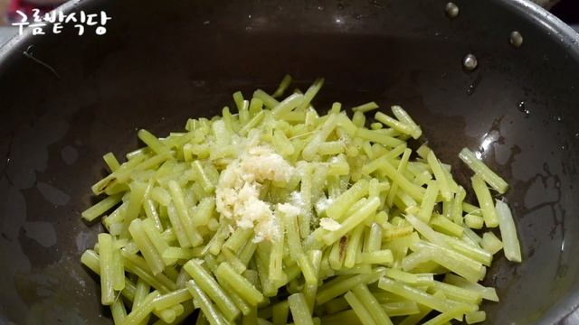 [SUB] 맛집 사장님이 알려주는 머윗대볶음 레시피 Korean gourmet restaurant chef shares their Stir Fried Butterbur recip