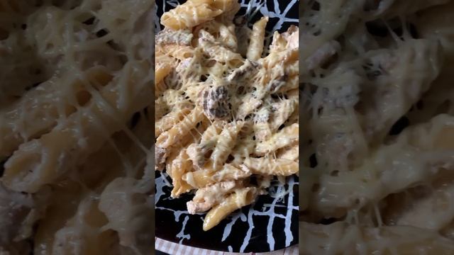 Домашняя паста с грибами, с сыром пармезан и свежие овощи  🥒 и 🍅! Очень вкусно 🤤! #еда #блоггер
