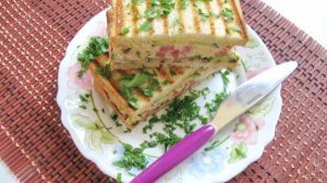 Горячий сэндвич с колбасой, сыром и огурцом