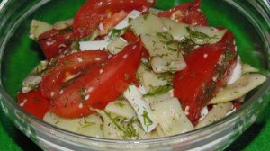 Салат из стручковой фасоли с помидором и кунжутом