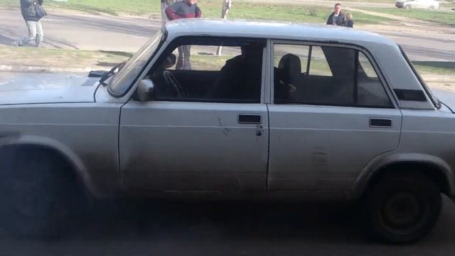 ВАЗ 2107 против Toyota Corolla смотреть онлайн