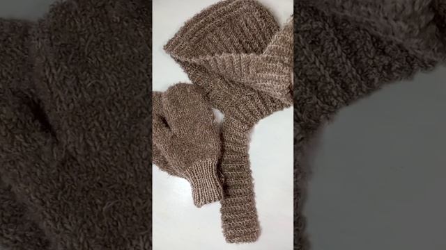 Капор чепчик и варежки из буклированной пряжи крючком