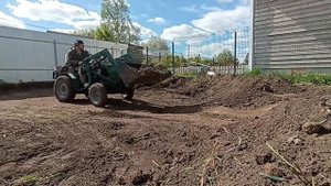 самоделтный минитрактор. занижаю площадку, завожу щебень.